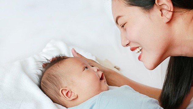 Cách an toàn để đánh thức trẻ sơ sinh đang ngủ