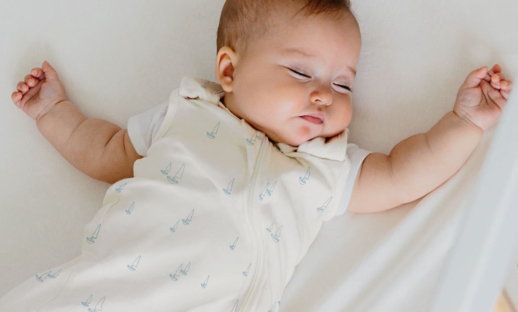 Cách an toàn để đánh thức trẻ sơ sinh đang ngủ