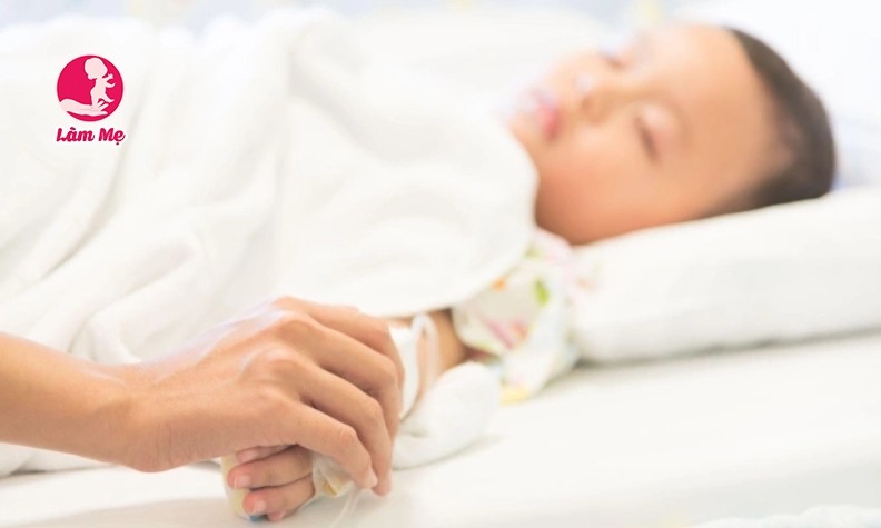 Khi con sốt mẹ nên làm gì? Đâu là cách làm tốt nhất?