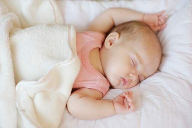 Cách đánh thức trẻ dậy bú hiệu quả, đơn giản mẹ nên biết