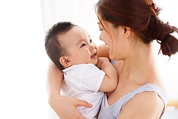 Bế con quá nhiều có làm hư con không?