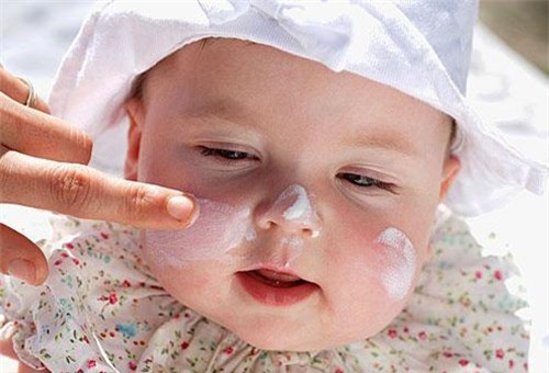 cách chăm sóc da mặt cho bé