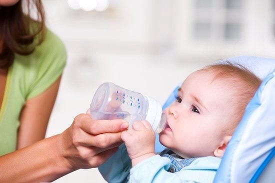 Cách cho trẻ 6 tháng tuổi uống nước an toàn