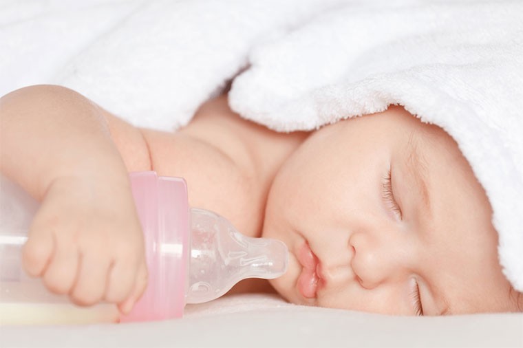 Mẹ có biết: Trẻ 6 tháng tuổi uống bao nhiêu nước mỗi ngày?