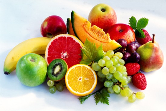 ăn nhiều trái cây giàu vitamin C để làm thơm vùng kín
