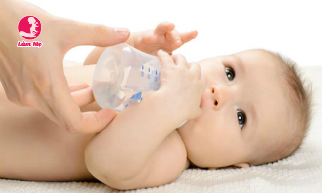 Trẻ 6 tháng uống bao nhiêu ml nước mỗi ngày?