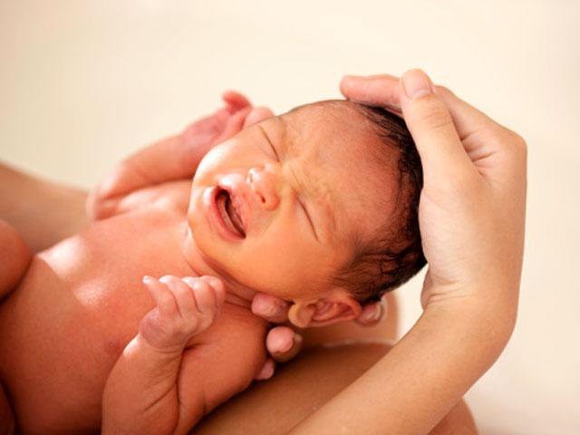 Trẻ sơ sinh thở như thế nào là bình thường?
