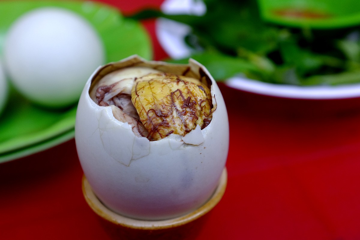 Bà bầu có nên ăn trứng vịt lộn không?