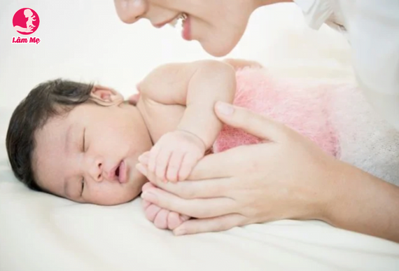 Đánh thức bé đang ngủ có phải là không tốt?